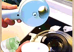 Akumulátorový elektrický sekáček a kráječ má 2 praktické misky
