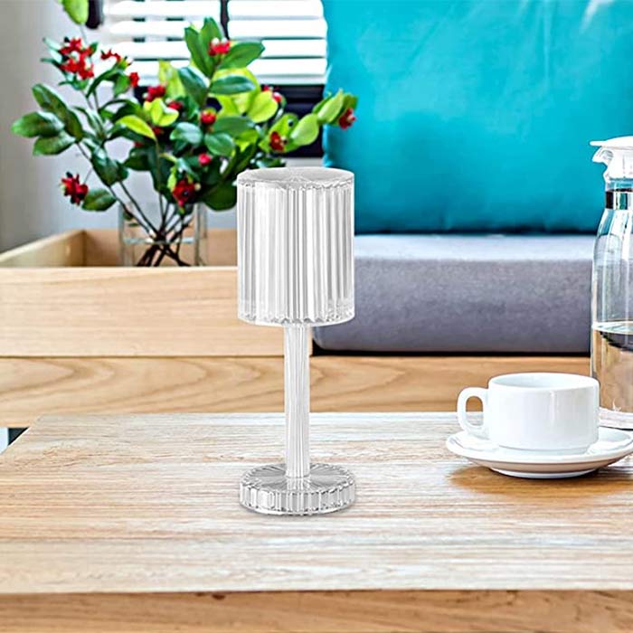 Lampu lze zapnout dotykem nebo pomocí dálkového ovladače.