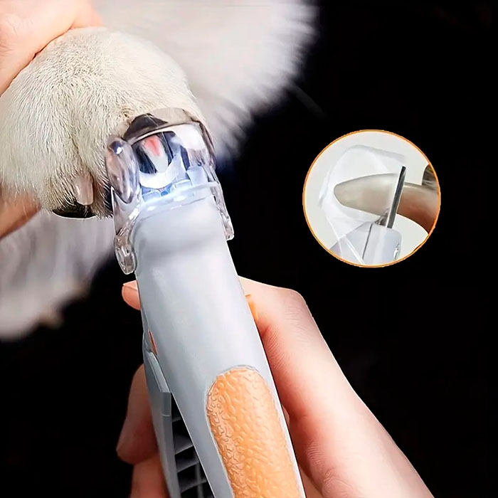 PawGloTrim zajišťuje bezpečnou a šetrnou úpravu drápků vašich koček a psů díky ostrým kleštím a vestavěnému LED světlu.