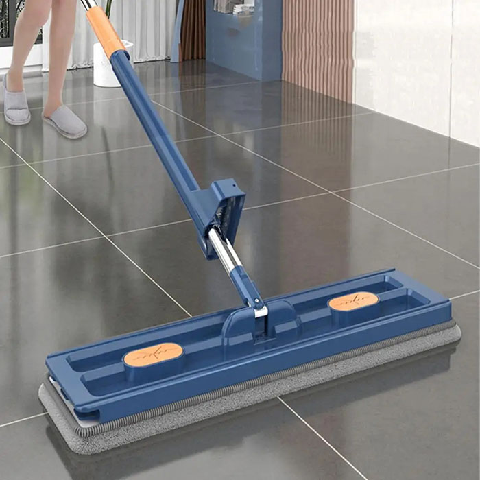 Jednoduše ponořte mop do vody, přejeďte jím po podlaze a poté použijte mechanismus k vymáčknutí přebytečné vody!