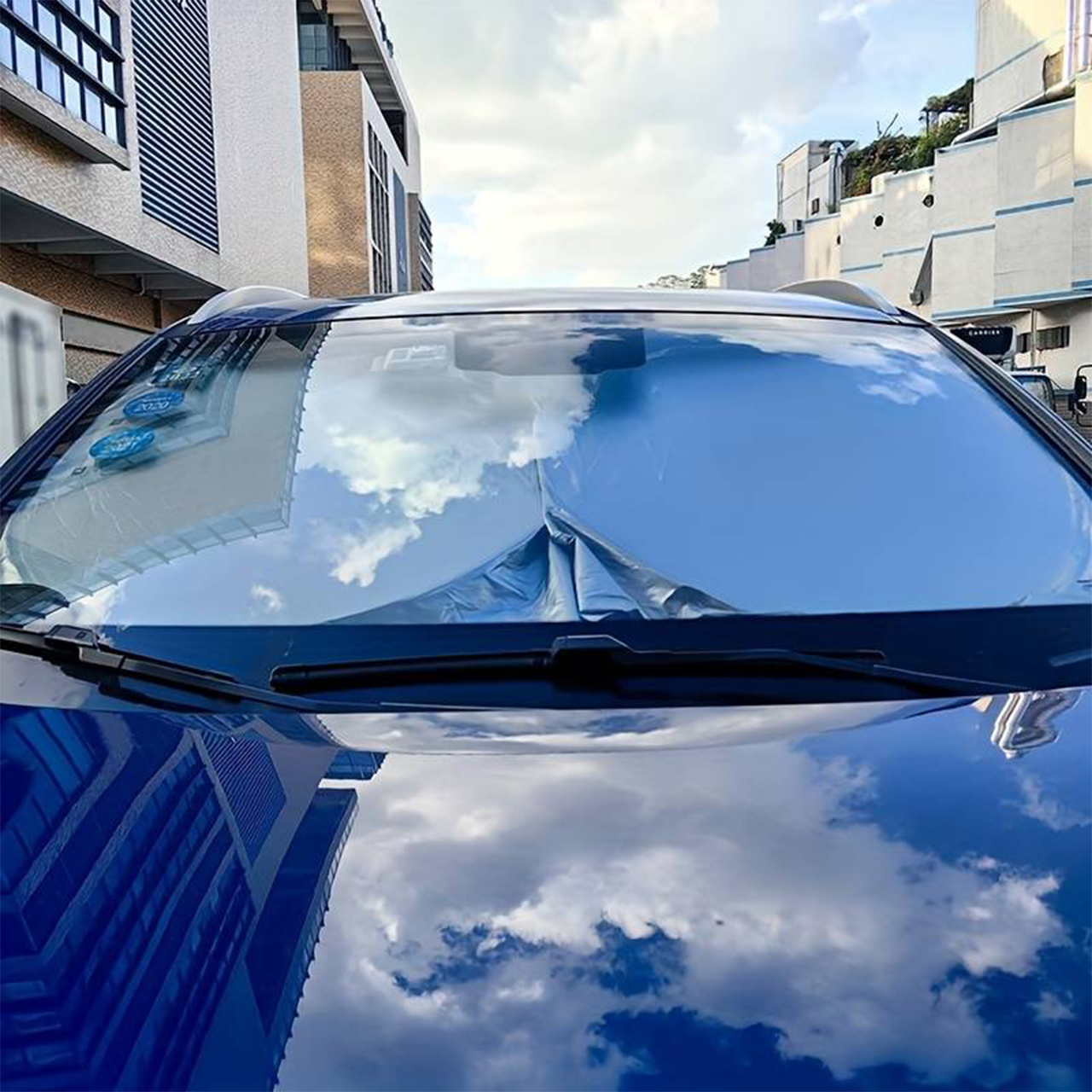 SunVisor, zatahovatelná sluneční clona na čelní sklo auta