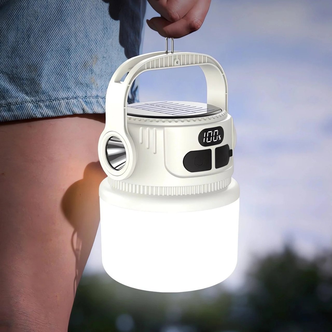 S pomocí solární energie zůstanete nezávislí na elektrických zdrojích, zatímco USB port umožňuje rychlé nabíjení mobilních zařízení.